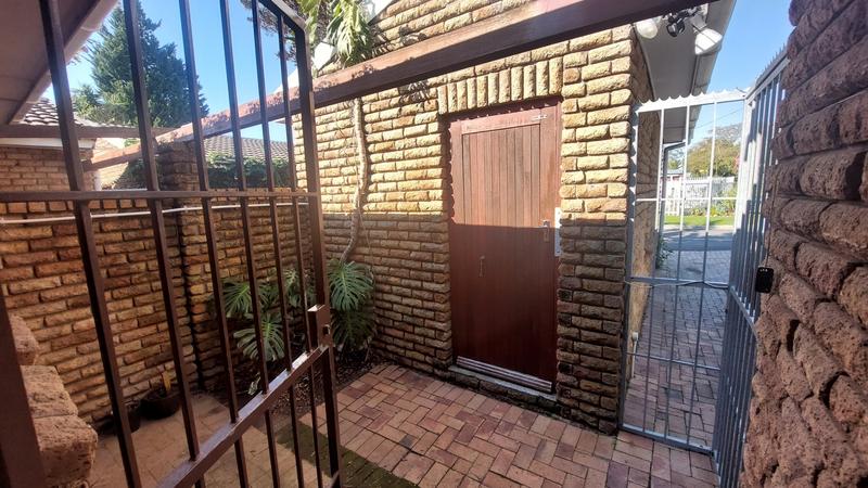 To Let 2 Bedroom Property for Rent in Oakglen Western Cape